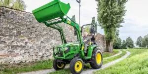 Ciągniki komunalne o&nbsp;mocy 30-50 KM – rozwiązania dla przestrzeni miejskich