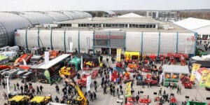 Targi Agrotech 2025 – ciągniki, ładowarki, roboty koszące, implementy