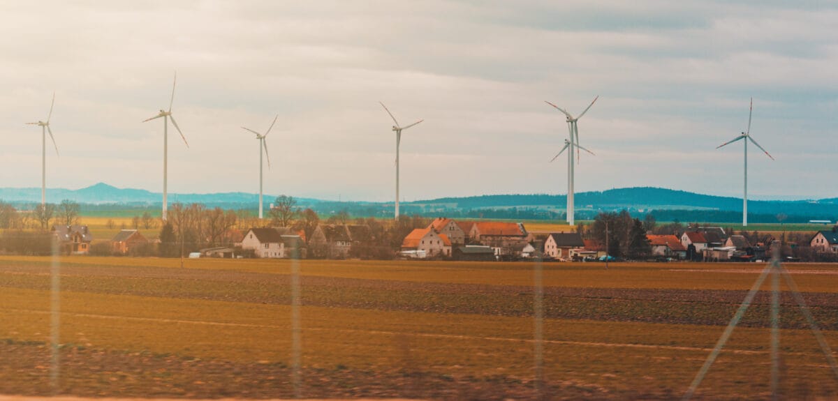 Elektrownie wiatrowe w gminach. Rząd odblokował inwestycje. Co teraz?