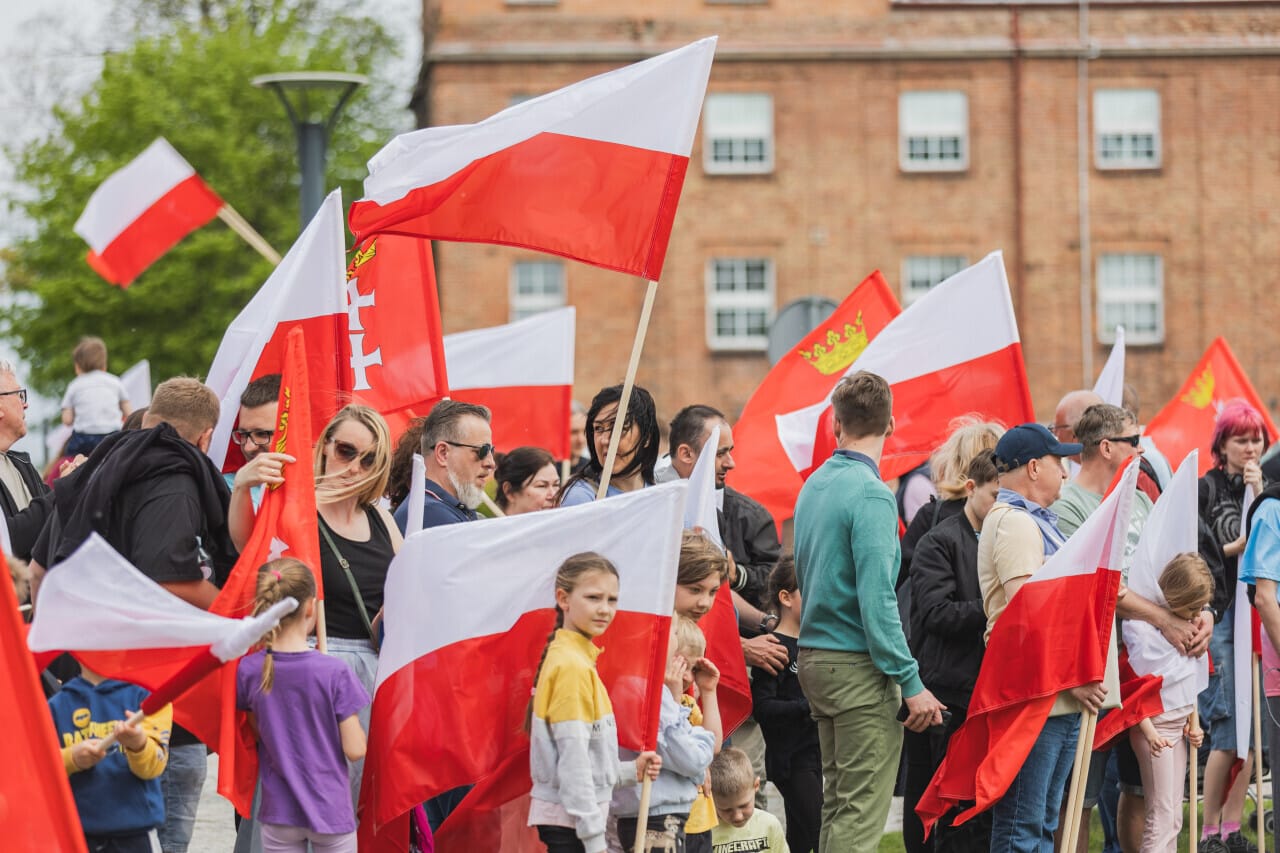 Gdańsk, Dzień Flagi Rzeczpospolitej Polskiej. Podniesienie flagi państwowej RP na Górze Gradowej. W wydarzeniu na Górze Gradowej weźmie udział Aleksandra Dulkiewicz, prezydent Gdańska, wiceprezydent Emilia Lodzińska, radne miejskie Kamila Błaszczyk i Anna Golędzinowska.