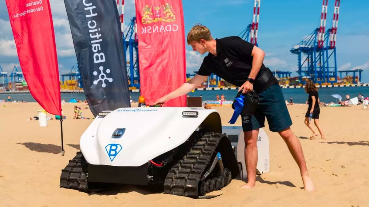 Robot do sprzątania plaży działa w Gdańsku! Koszt: 250 tys. zł (fot. Rafał Kucharek/gdansk.pl)
