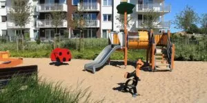 Prace porządkowe na placach zabaw i osiedlach – ryzyka i dobre praktyki