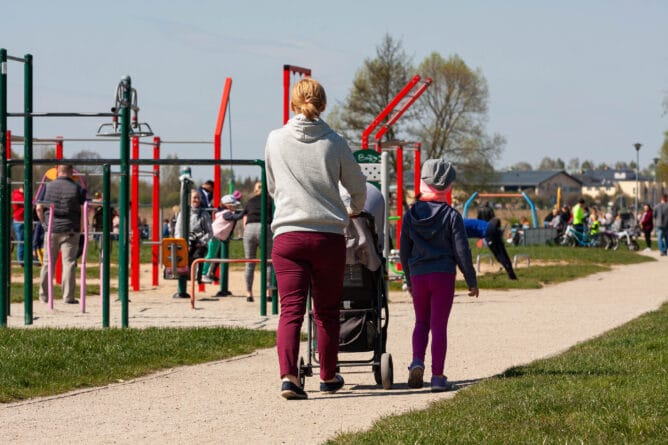 Prace porządkowe na placach zabaw w obecności mieszkańców