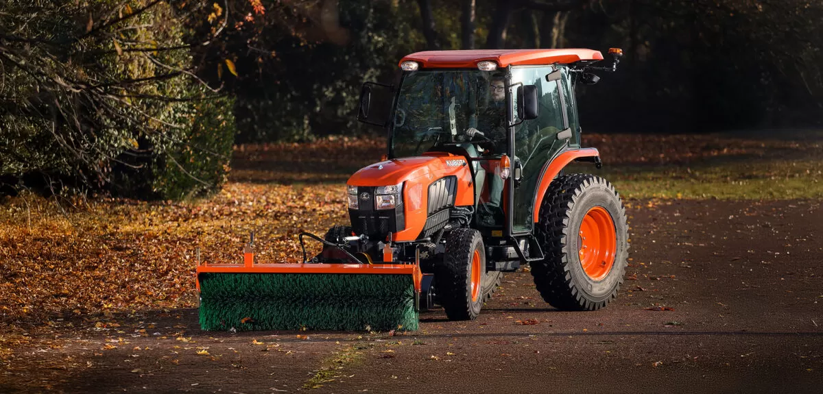 Ciągnik Kubota L2: wszechstronny partner komunalny
