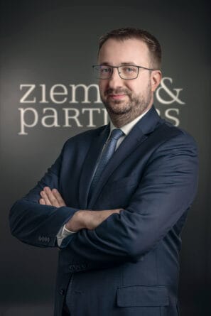 Każdy kolejny miesiąc czy kwartał bez ROPu to ogromne oszczędnościpo stronie tych, którzy powinni płacić za odpady powstające z ich produktów. Niestety ze szkodą dla mieszkańców i gmin, którzy muszą w całości utrzymywać gminne systemy odpadowe, ponosząc coraz wyższe koszty z tym związane.