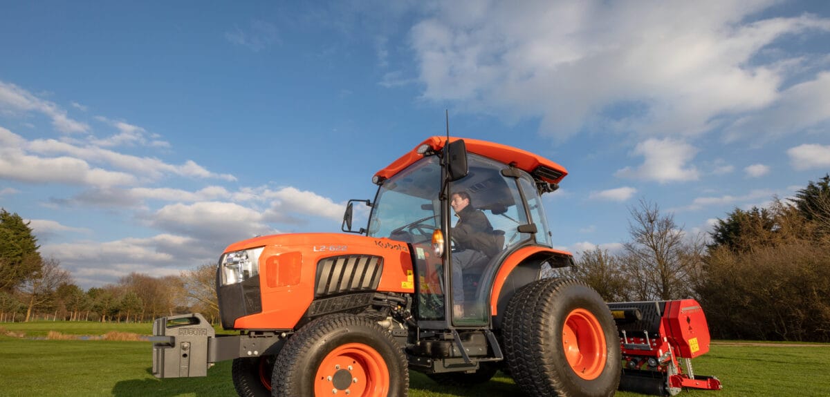 Kubota L2 – uniwersalne ciągniki kompaktowe dla gospodarki komunalnej