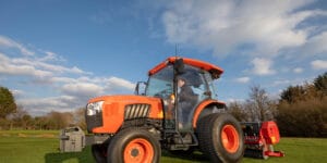 Kubota L2 – uniwersalne ciągniki kompaktowe dla gospodarki komunalnej