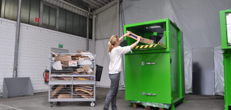 maszyny do recyklingu na miarę GOZ, Kartony wrzucane do Rotokompaktora na magazynie, Bergmann-Polska