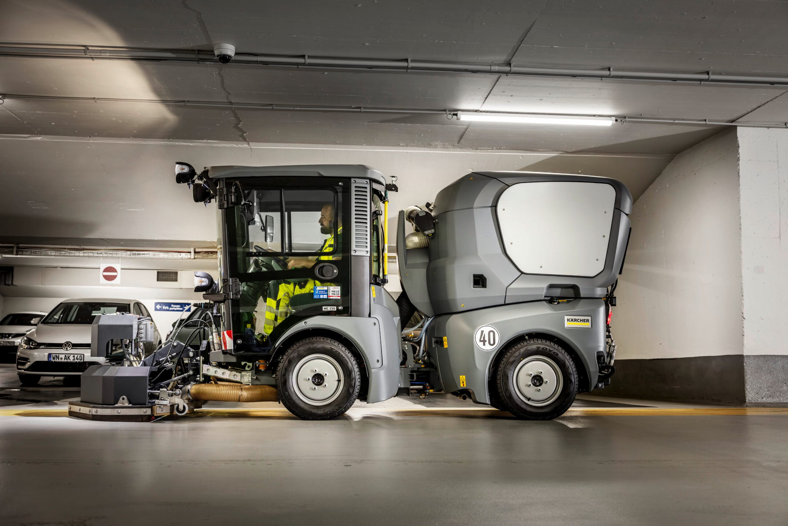 Zamiatarka Kärcher MC 150 z głowicą szorującą