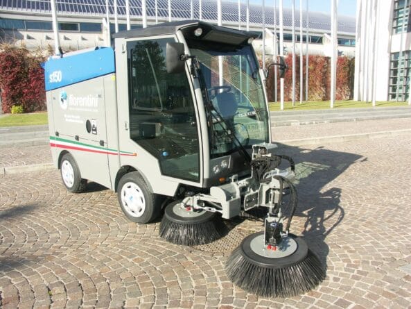 maszyna zamiatająca Fiorentini S 150 wyposażona jest w zbiornik na odpady o pojemności 1 m³ oraz wysoki system wyładunku (1520 mm)