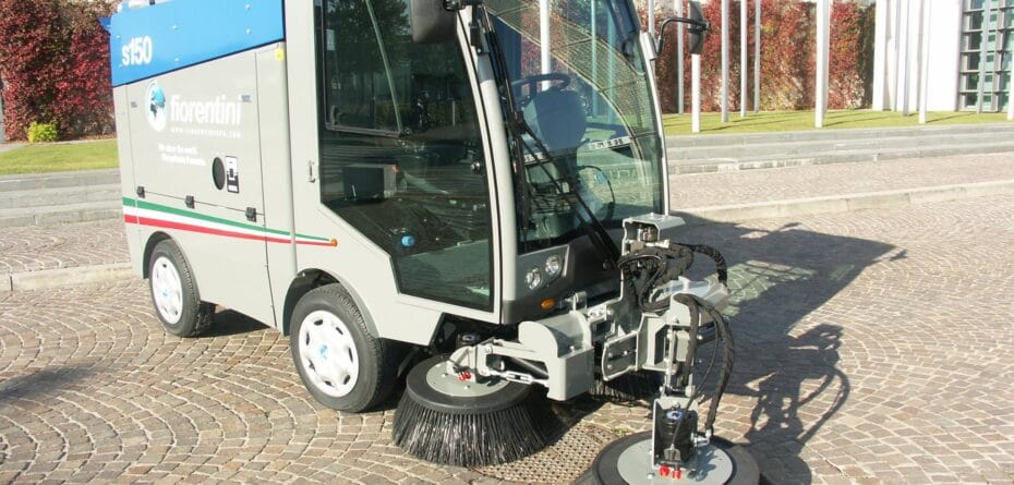 maszyna zamiatająca Fiorentini S 150 wyposażona jest w zbiornik na odpady o pojemności 1 m³ oraz wysoki system wyładunku (1520 mm)
