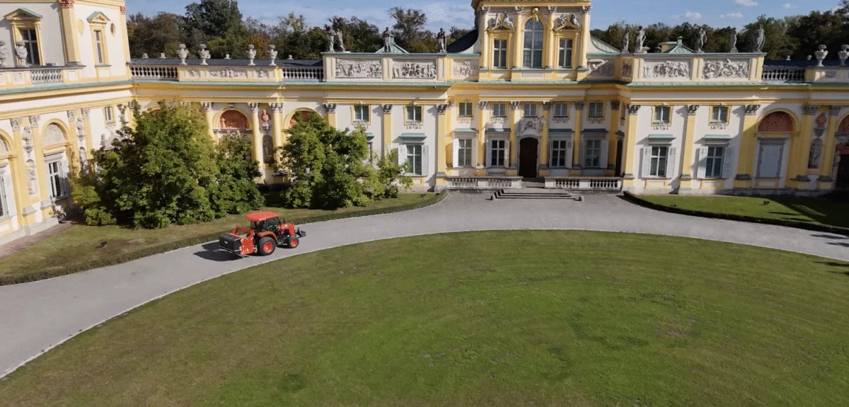 Jak ciągnik Kubota L2 dba o dziedzictwo Wilanowa? Zobacz film!