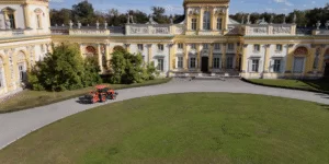 Jak ciągnik Kubota L2 dba o&nbsp;dziedzictwo Wilanowa? Zobacz film!