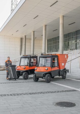 Śmieciarka elektryczna Melex to ekologiczne i zwrotne rozwiązanie dla firm komunalnych, idealne do pracy w ciasnych uliczkach i zaułkach. POLECO 2025