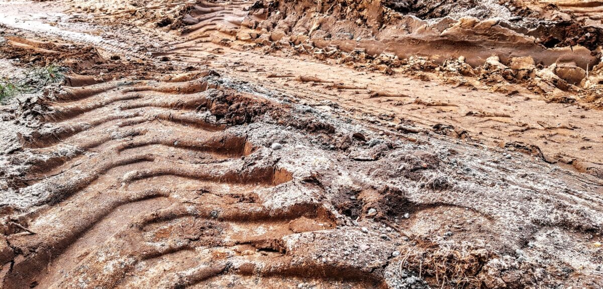 Napęd 4×4 w ciągnikach komunalnych – kiedy jest konieczny i jak go używać?