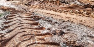 Napęd 4×4 w ciągnikach komunalnych – kiedy jest konieczny i jak go używać?