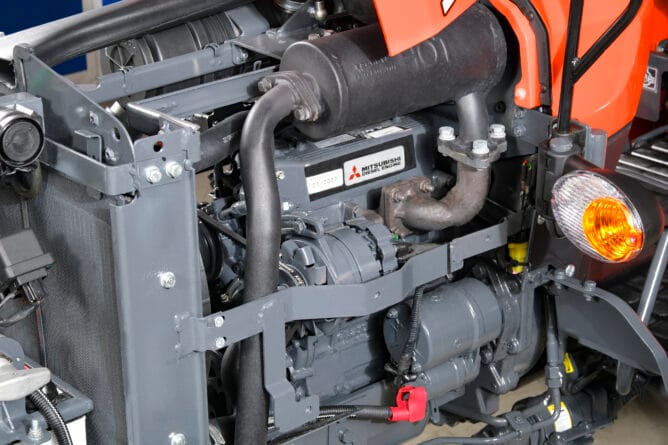 Ciągnik Kubota EK1 napędza sprawdzony, trzycylindrowy silnik wysokoprężny Mitsubishi MV03, zaprojektowany z myślą o lekkich zastosowaniach użytkowych i komunalnych. Jednostka o pojemności 1261 cm³ generuje maksymalną moc 25 KM (18,5 kW) przy 2600 obr./min, co pozwala na stabilną pracę zarówno z osprzętem mechanicznym, jak i hydraulicznym.