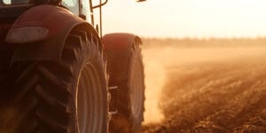 Opony rolnicze do ciągników komunalnych – kiedy są odpowiednie i jak je wybrać?