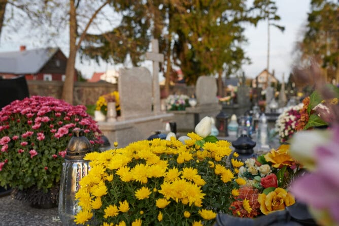 Segregacja śmieci na cmentarzach