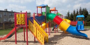 Bezpieczny plac zabaw zgodnie z&nbsp;przepisami: co musisz wiedzieć o&nbsp;normach i&nbsp;przeglądach?