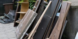 Wiosenne wietrzenie piwnic: jak pozbyć się starych sprzętów i&nbsp;nie zapłacić mandatu?