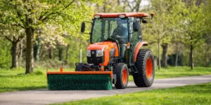Seria Kubota L2 w&nbsp;zadaniach komunalnych – kompaktowa maszyna do całorocznej eksploatacji