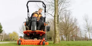 Jak wybrać profesjonalną kosiarkę do utrzymania terenów zielonych w&nbsp;mieście