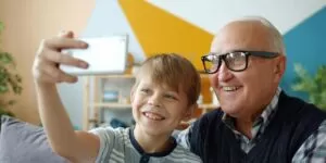 Dotacje do 500 tys. zł na wsparcie seniorów i&nbsp;dzieci. Kto może otrzymać pieniądze?