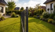 Kto płaci za postawienie płotu między sąsiadami? Granica działki i&nbsp;przepisy decydują o&nbsp;kosztach