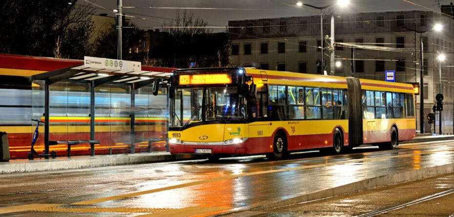 Autobusy mają wrócić do gmin. Samorządy pytają o koszty.