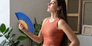 Fala upałów wraca. Jak schłodzić mieszkanie bez klimatyzacji?