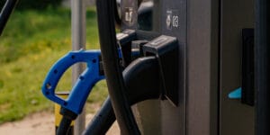 Koniec tarczy paliwowej. Za to „elektryki” wjeżdżają w&nbsp;lato z&nbsp;promocjami