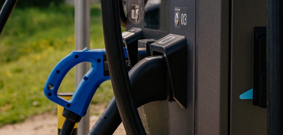 Koniec tarczy paliwowej. Za to „elektryki” wjeżdżają w lato z promocjami