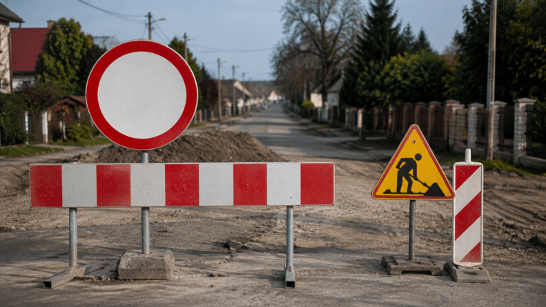 Zamknięcie ulicy i oznakowany objazd podczas robót drogowych.