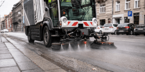 PM10 i&nbsp;PM2,5 trafiają do wymagań dla zamiatarek. Sprawdziliśmy cztery miasta