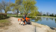 Kompaktowy ciągnik do utrzymania zieleni. Jak dobrać maszynę do lekkich prac komunalnych?