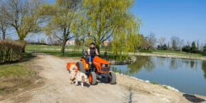 Kompaktowy ciągnik do utrzymania zieleni. Jak dobrać maszynę do lekkich prac komunalnych?