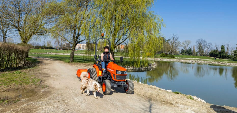 Kompaktowy ciągnik do utrzymania zieleni. Jak dobrać maszynę do lekkich prac komunalnych?