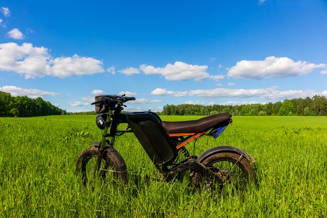 Motorower elektryczny może stworzyć zagrożenie na drogach i chodnikach