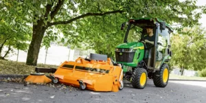 John Deere 1R i&nbsp;2R – kiedy ciągnik kompaktowy klasy premium ma sens w&nbsp;mieście?