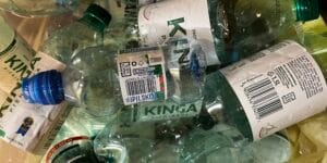 Butelki znikają z&nbsp;żółtych pojemników. Czy przez system kaucyjny zapłacimy więcej za śmieci?
